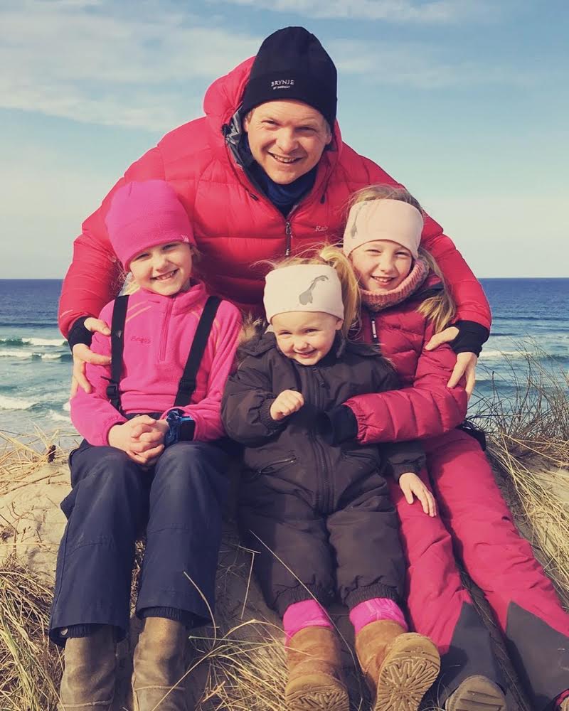 F.V: Martine, Elizabeth og Victoria. Bak: Nicolai Myren