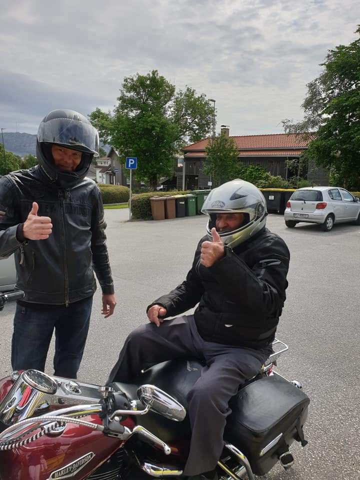Når frivillige dukker opp med motorsykkel, er det kjekt å få seg en kjøretur.