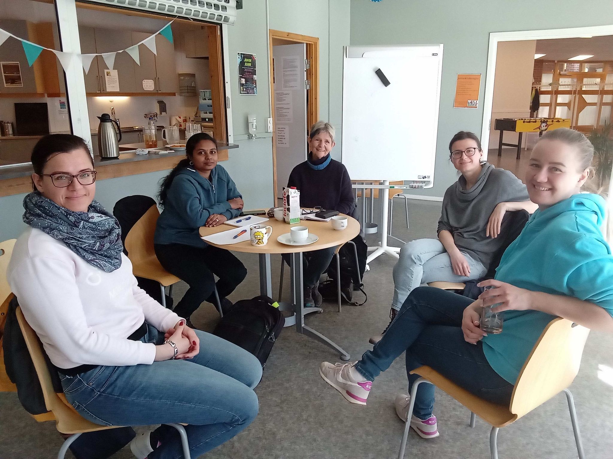 Språkkafe hver fredag. Fra venstre Ewelina, Kiruba, vår gode og omsorgsfulle frivillig Anne Hylland, Emilia og Edyta. Foto Elizabeth Parra Ganteaume