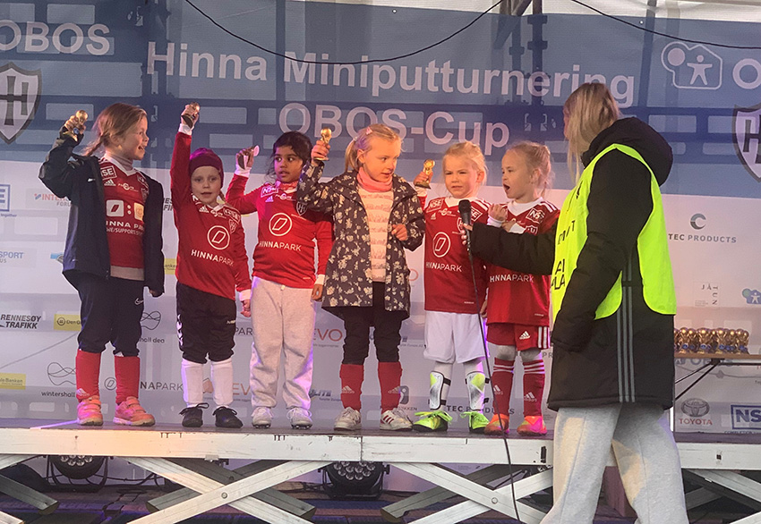 Premiering: Endelig har jentene fått den etterlengtede pokalen. F.V. Eva, Tiril, Nishita, Maia, Ulla og Mathilde.