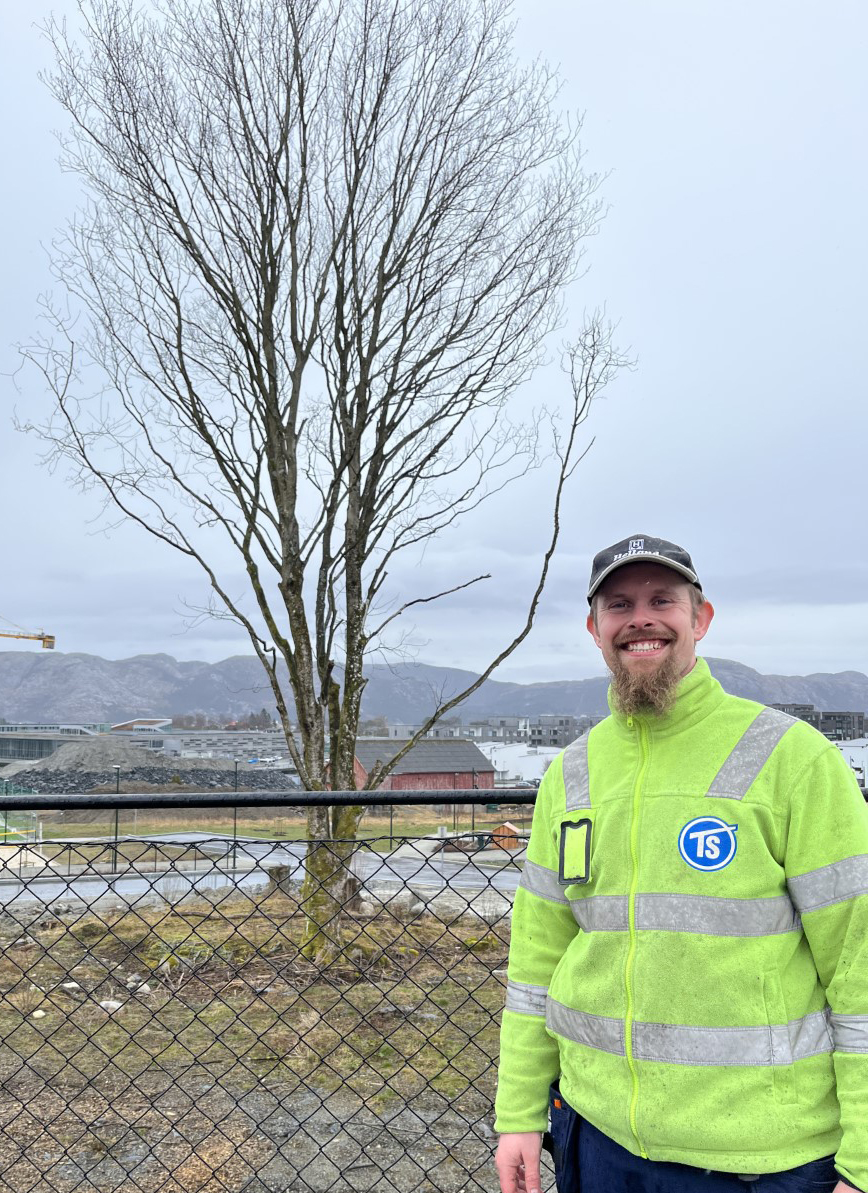 Trepleier: Oluf Martinius Brand foran et tre som skal beholdes og pleies