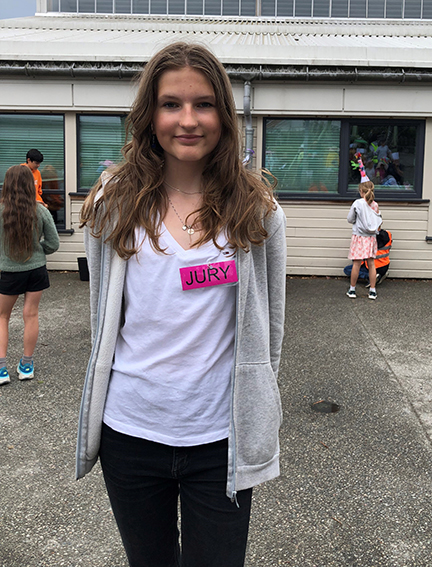 Jury og elevråds­represen­tant: Karine Kro.