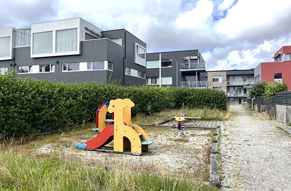 Overgrodde: Mange private lekeplasser er overgrodde og lite attraktive