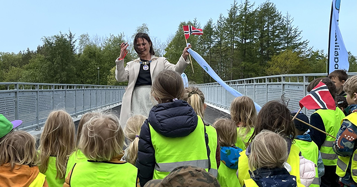 Ordføreren teller ned og klipper snoren sammen med barn fra Havhesten barnehage.