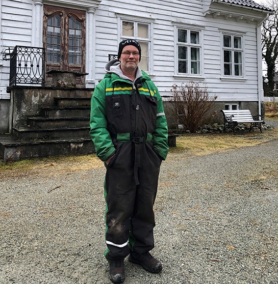 Ønsker aktivitet: Eier Tor Tofte foran hovedhuset på Hindal Gård hvor han selv bor sammen med sine barn.