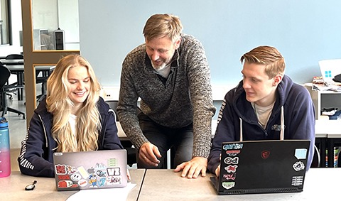 Prøveeksamen diskuteres: Emilie Linea Dale, lærer Marius Vervik og Tobias Dverseth.