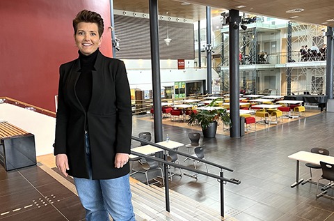 Avdelingsleder Marit Gjerde: Foran den tidligere takløse og asfalterte skolegården.