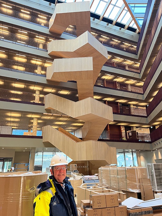 Prosjektleder: Thor Inge Bollestad foran den imponerende tretrappen som binder etasjene sammen inne i atriet.