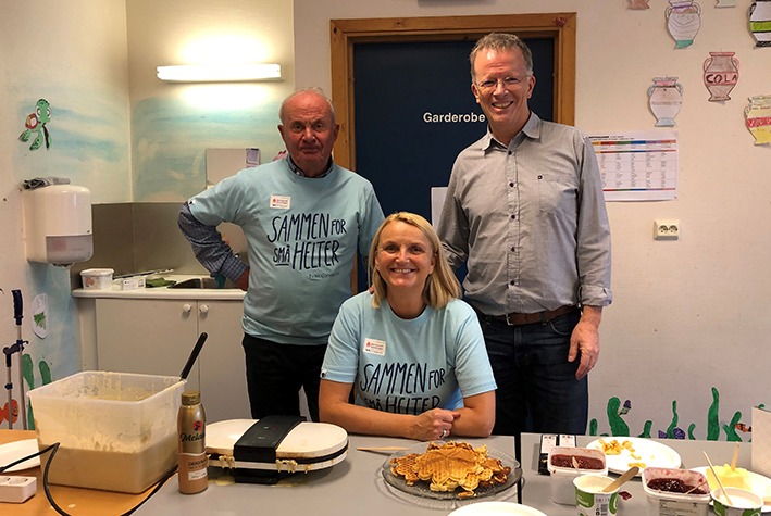 Vaulen skole: (f.v.) Karl W. Sandvig (Pensjonistpartiet), Anne Kristin Bruns (KrF) og Steve Bruns i full sving med å tilrettelegge for bøssebærerne i bydelen.