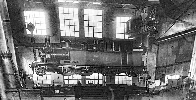 Lokomotiv nr. 9 hengende i kranen som ble anskaffet i 1921. (Foto: Rolf Mange Bø