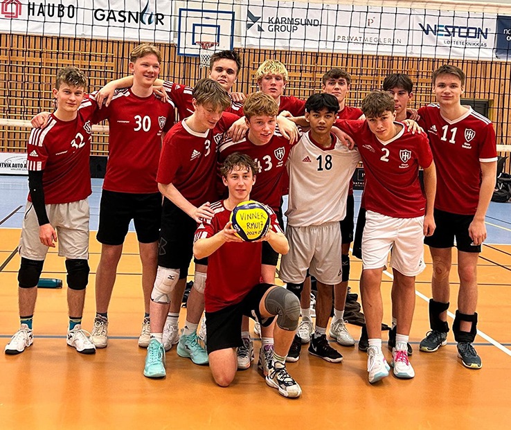 Hinna u17: Bak fra venstre: Simon Gustafsson, Sindre Lyngholm, Philip Ljones, Tevje Vigmostad, Lars Knudsen, Ask Mitchell, William Fossum. Foran fra venstre: Jonas Hagehei, Niels Madsen (sittende), Mathias Hilstad, Cung Bawi, Maximillian Aarø.