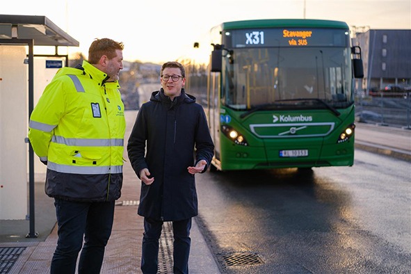 fornøyd: Harald Bøhn avdelingssjef i samferdselsprosjektet i fylket sammen fylkesordfører Ole Ueland er godt fornøyd med framdriften i bussvei-prosjektet. Foto: Øyvind Nesvåg.