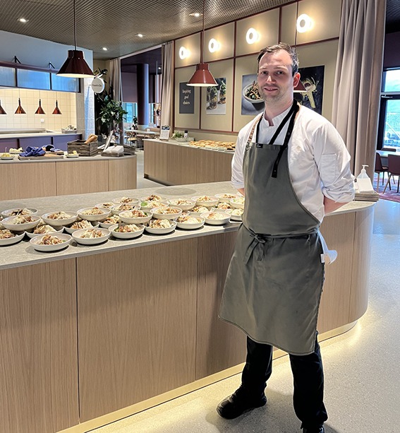 KJØKKENSJEF: Sindre Leikvoll Arnesen.