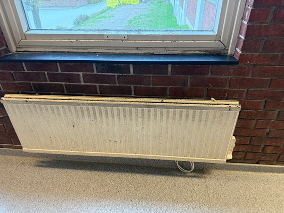 Dårlig tilstand: Det er mye som burde vært skiftet ut på dagens skole