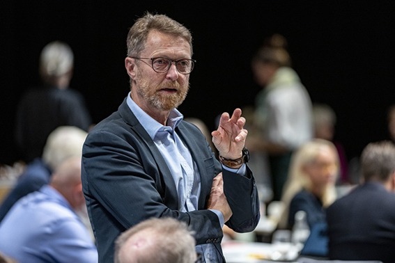 PRISENE ENDRES: Utvalgsleder John Peter Hernes.
